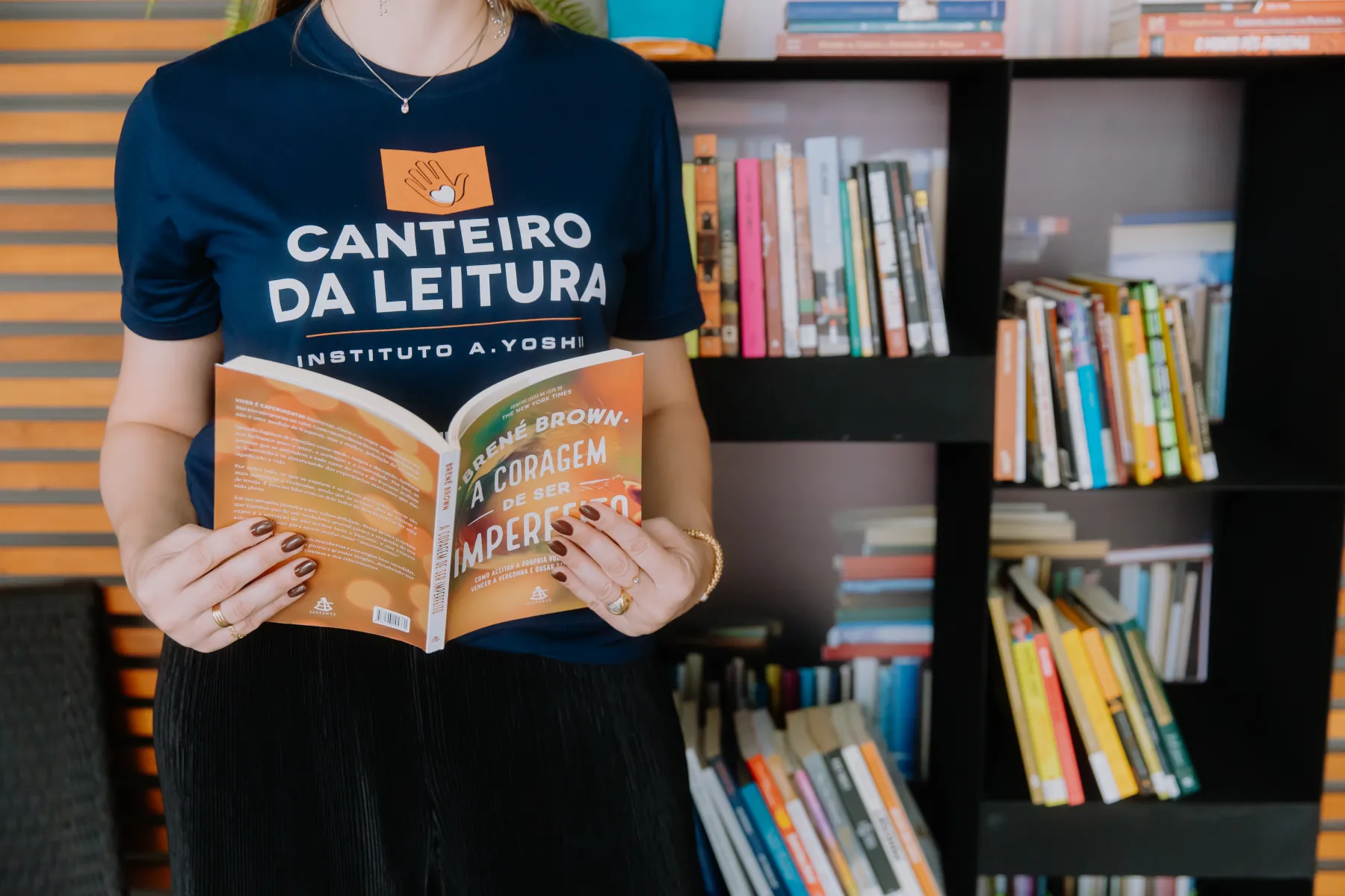 Voluntários do Instituto A.Yoshii no projeto Canteiro da Leitura